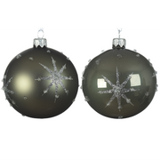 Boule de Noël assortie vert mousse avec étoile en relief Ø 8 cm