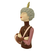 Femme en résine avec sac à fleurs marron cm17x13h35