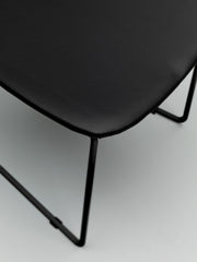 Chaise en similicuir et assise noire 47,5x45,5x89h cm