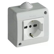 Prise de dérivation Schuko avec boîtier IP40.