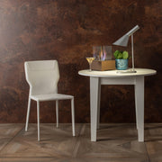 Chaise en simili cuir blanc