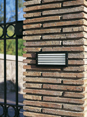 Applique encastrée en aluminium moulé avec diffuseur en verre satiné blanc