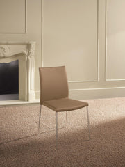 Chaise en similicuir marron 41,5x44x85h cm