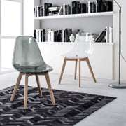 Chaise design en polycarbonate fumé Easy avec pieds en bois