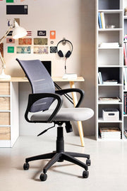 Chaise de bureau grise avec roulettes et accoudoirs
