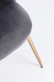 Chaise en velours gris et pieds dorés