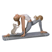 Statue femme en résine avec chats gris cm22x6,5h11,5