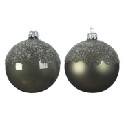 Boule de Noël assortie vert mousse avec dessus recouvert de paillettes Ø8 cm