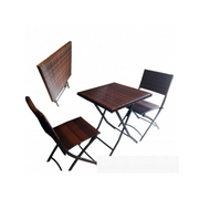 Table basse d'extérieur et deux chaises